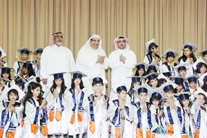 احمد المعراج واعضاء جمعية الدسمة وبنيد القار يتوسطون الطلبة المكرمين﻿