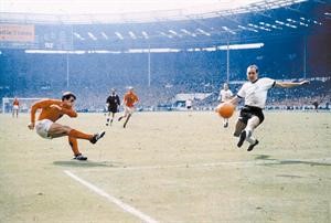 الانجليزي جيف هيرست سجل هدفا مثيرا للجدل في مرمى المانيا في مونديال 1966
