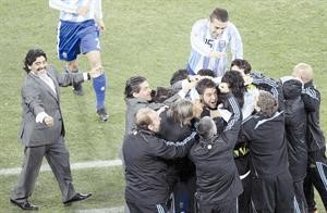 مدرب الارجنتين دييغو مارادونا يواصل تالقه مع التانغو ويزيد من افراحهم	 	 	 	 	 	 	 	 	 	اپ﻿