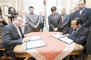 الشيخ دابراهيم الدعيج وعمدة ديفون خلال توقيع الاتفاقية
