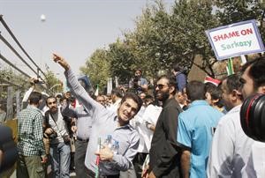 متظاهرون يرمون البيض على السفارة الفرنسية امس خلال احتجاج لاسر ضحايا منظمة مجاهدي الشعب في ايران ردا على مظاهرات مضادة نظمت في باريس 	اپ﻿