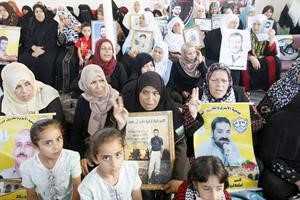 فلسطينيات تظاهرن في غزة للمطالبة بالافراج عن المعتقلين الفلسطنيين في السجون الاسرائيلية 	افپ﻿