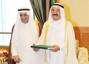 صاحب السمو الامير يتسلم تقرير مؤتمر جمعية العلاقات العامة من دبدر المديرس
