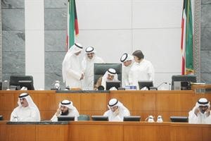 الرئيس جاسم الخرافي محاطا بخالد الطاحوس ومرزوق الغانم وصالح الملا وداسيل العوضي على المنصة متين غوزال