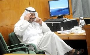 الشيخ احمد الفهد مبتسما لعدسة الانباء