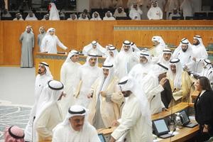 سمو رئيس الوزراء الشيخ ناصر المحمد والنائب الاول ووزير الدفاع الشيخ جابر المبارك والنواب والوزراء اثناء خروجهم من القاعة بعد الموافقة على قانون صندوق المتعثرين