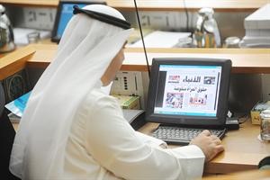 علي الراشد يتصفح مانشيت الانباء عن حقوق المراة في عدد اول امس