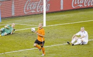 الهولندي ويسلي سنايدر سجل الهدف الثاني في مرمى حارس سلوفاكيا موتشا	افپ﻿