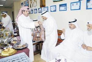 احمد المعراج يكرم احد المتقاعدين
