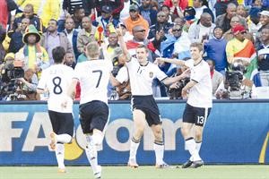 فرحة المهاجم الالماني ميروسلاف كلوزه مع زملائه مولر وشفاينشتايغر واوزيل بالفوز الكاسح على الانجليز