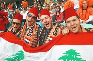 لبنانيون يشجعون هولندا بالزي الشعبي اللبناني في جنوب افريقياافپ