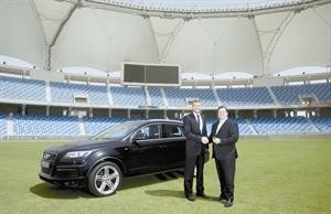 اندرو فلينتوف وجيف مانيرينغ خلال تسليم السيارة في ملعب الكريكت الدولي في مدينة دبي الرياضية﻿