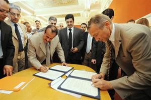 الشيخ دابراهيم الدعيج وغي لارمانجا اثناء توقيع الاتفاقية﻿