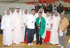 الشيخ مشعل طلال الفهد مع اللاعبين المتوجين﻿