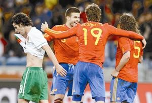 لاعبو المنتخب الاسباني البيول ولورينتي وبيكيه يحتفلون بالتاهل وسط حسرة البرتغالي تياغو	اپ
﻿