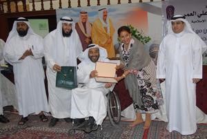 الشيخة شيخة العبدالله واسامة الراشد ومنصور السرهيد يكرمون احد الخريجين اسامة البطراوي
