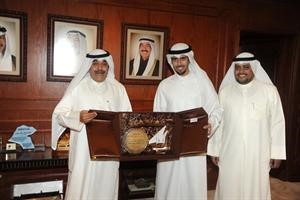 الشيخ فيصل المالك يتلقى درعا تذكارية من الشيخ جابر بندر الجابر
﻿