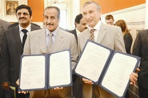 الشيخ دابراهيم الدعيج وغي لارمانجا يتبادلان وثائق اتفاقية التوامة
