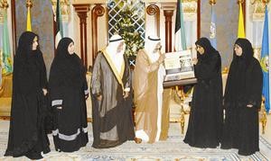 صاحب السمو الامير يتسلم هدية تذكارية من حمود الرومي وعضوات اللجنة النسائية التابعة لجمعية الاصلاح
﻿