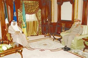 سمو ولي العهد الشيخ نواف الاحمد مستقبلا الفريق الركن الشيخ احمد الخالد﻿
