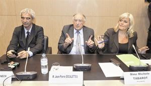 رئيس اتحاد الكرة الفرنسي جان بيار اسكاليت متحدثا خلال جلسة الاستماع في البرلمان والى جانبه المدرب ريمون دومينيكرويترز﻿