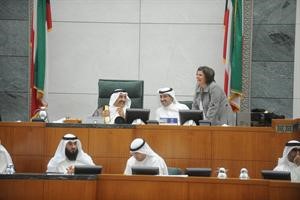 الرئيس جاسم الخرافي وصالح الملا وداسيل العوضي على المنصة