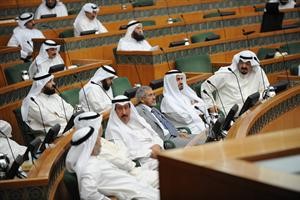 الشيخ احمد العبدالله ودفاضل صفر ودهلال الساير واحمد الهارون خلال الجلسة