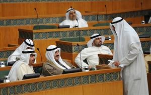 سمو رئيس الوزراء الشيخ ناصر المحمد مبتسما لحديث الشيخ احمد الفهد وروضان الروضان يستمع