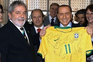 الرئيس البرازيلي لويس ايناسيو لولا داسيلفا يقدم قميصا موقعا من فريق البرازيل الوطني الى رئيس الحكومة الايطالية سيلفيو بيرلسكوني﻿