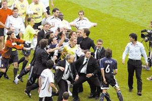 مباراة المانيا والارجنتين في مونديال 2006 شهدت احداثا مؤسفة واشتباكات بين اللاعبين والالماني باستيان شفاينشتايغر يحذر من تكرارها
﻿
