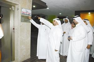 ويشيرون الى لافتة النقابة