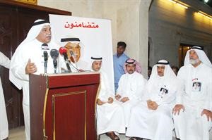 محمد الجاسم مخاطبا الحضور وبجانبه مسلم البراك والزميل سعد العجمي وعباس الشعبي