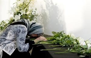 عراقية تدعى ام سيد تضع الورود على قبر مروة 						 افپ﻿