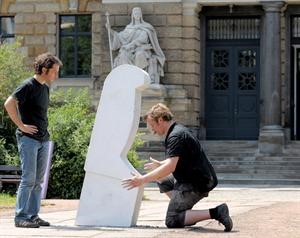 عامل الماني يضع نصبا تذكاريا لمروة امام مقر المحكمة حيث قتلت﻿