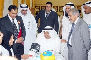 الرئيس جاسم الخرافي اثناء تبرعه بالدم وبجانبه وزير الصحة دهلال الساير
