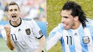 تحد وصراع بين مهاجمي الارجنتين والمانيا كارلوس تيفيز وميروسلاف كلوزه