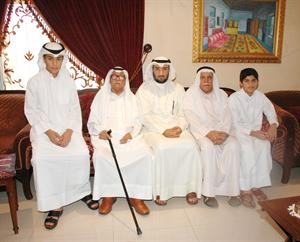العم مبارك المجيبل متوسطا راشد المجيبل واولاده ومنصور الهاجري