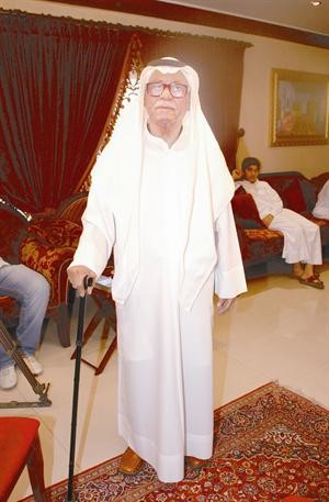 العم مبارك المجيبل داخلا الى الديوانية