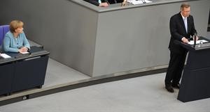 الرئيس الالماني كريستيان فولف يلقي كلمته امام البرلمان بعد ادائه القسم وتتابعه المستشارة انجيلا ميركل	 افپ