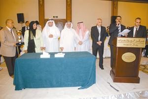 ممحمد الصايغ ولميعة المطوع وجاسم صفر مع اعضاء الهيئة التدريسية
﻿