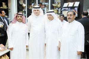 عبدالرحمن الكوهجي وعلي سعد الدين في استقبال الضيوف
