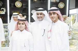 خالد الهاجري وولداه علي وعبدالله

