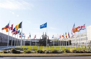 احدى باحات مقر الناتو في بروكسل تبدو فيها اعلام الدول الاعضاء﻿