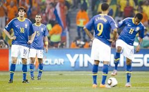 صدمة على وجه روبينيو وفابيانو وميلو وكاكا عقب هدف هولندا الاول في مرمى البرازيل ﻿