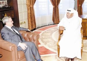 الشيخ علي العبدالله لدى استقباله السفير العراقي محمد بحر العلوم
