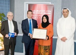  من اليمين خالد المطوع ومنى منصور متسلمة الجائزة من دونوفان وعقروق﻿