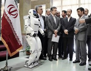 الروبوت في استقبال الرئيس الإيراني