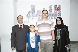 طارق لطفي متوسطا والديه وشقيقه﻿