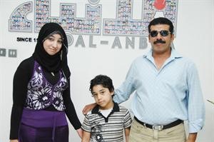 نهلة مع والدها وشقيقها﻿