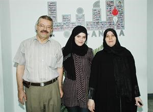 بشرى متوسطة والديها

